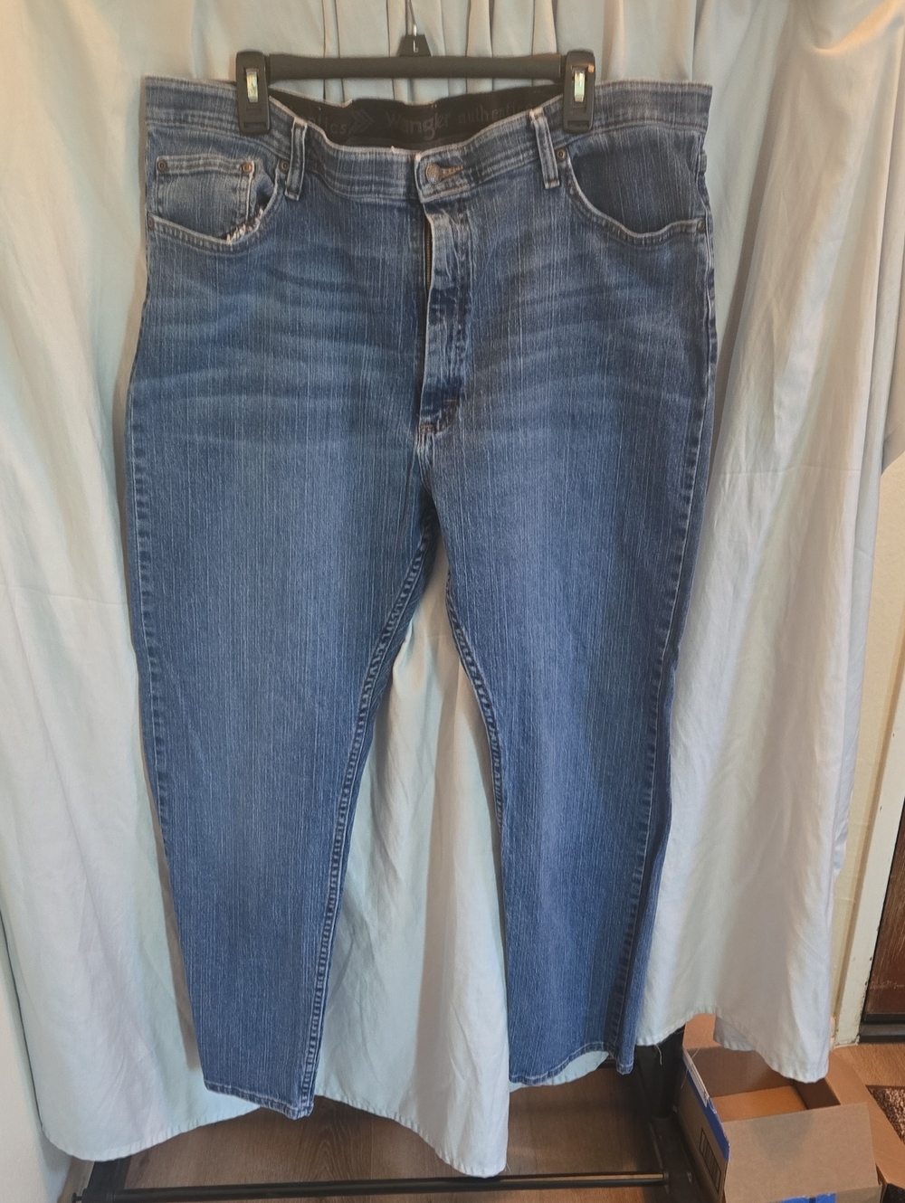 Wrangler Men's Straight Leg Jeans in Faded Blue